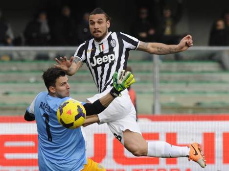 Osvaldo, all'esordio, prova a chiuderla ma è sfortunato. Palo esterno. Reuters